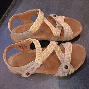 Preowned TAOS Trulie Ladies Sandals Size 6.5